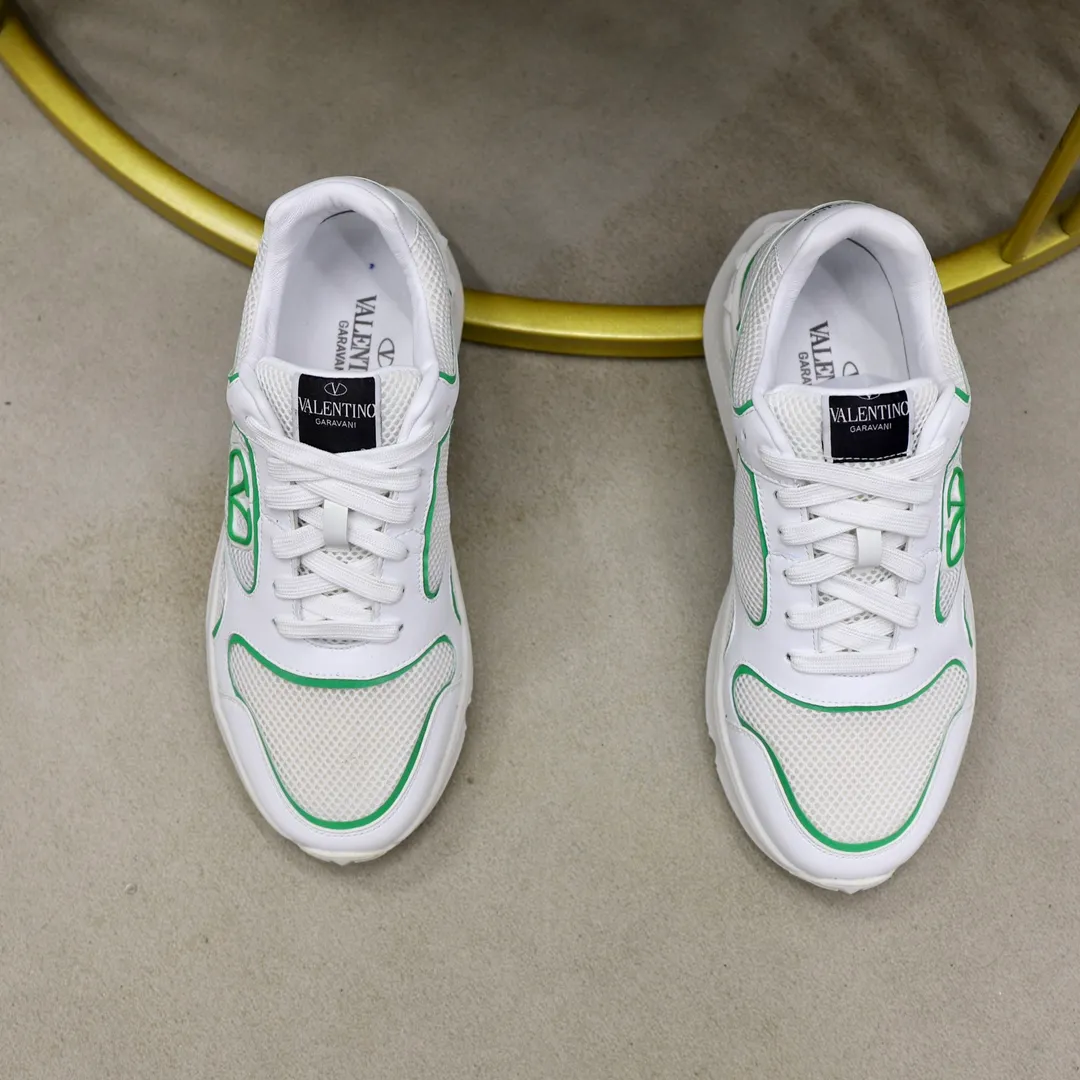 Ex-factory price: 460💰VALENTINO/Valentino 2025s men's latest low-top thick-soled sports shoes are shipped. Made with heavy industry, men's fine casual sports shoes, versatile style. Made of fabric mesh upper, rubber lines embellished with geometric segmentation upper, hand-sewn, novel and fashionable, rubber soles with rivet details on the front and back, VALENTINO GARAVANI LOGO printed on the side, and Valentino Garavani decorative inlay on the tongue. Logo, comfortable, breathable and durable on the feet! Comes with full original packaging! Code number: 38-39-40-41-42-43-44 (45 can be customized)